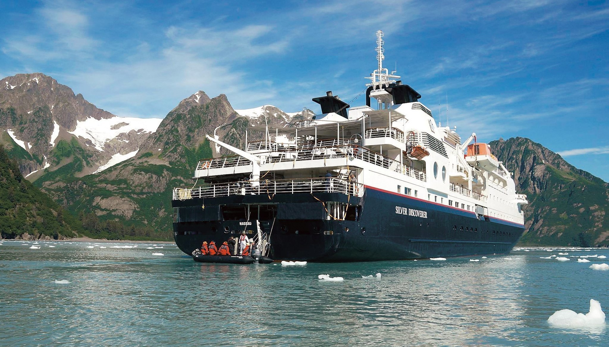 Descubra viajando a bordo del Silver Discoverer los lugares más remotos e inaccesibles del mundo. En esta imagen vemos una expedición en Zodiac embarcando en la Marina de popa del buque para explorar un remoto paraje en la Patagonia. LUJO LUGARES REMOTOS CRUCEROS EXPLORACION SILVERSEACRUCEROS SILVERSEA EXPEDITIONS CRUCEROS EXPEDICION SILVERSEA CRUCEROS DE LUJO LUGARES REMOTOS CRUCEROS EXPLORACION SILVERSEA CRUCEROS SILVER DISCOVERER CRUCEROS BARCO PEQUEÑO CRUCEROS BUQUES DE LUJO CRUCEROS REMOTOS CRUCEROS UNICOS CRUCEROS MILLONARIOS CRUCEROS PARA RICOS CRUCEROS EXCLUSIVOS #LuxuryCruises #SilverSea #SilverseaExpeditions #SilverDiscoverer #Viajesdelujo #viajesexclusivos #crucerosexploracion #expeditioncruises